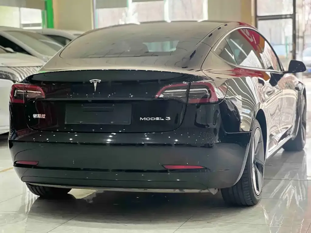 Tesla Model 3 — фото 3