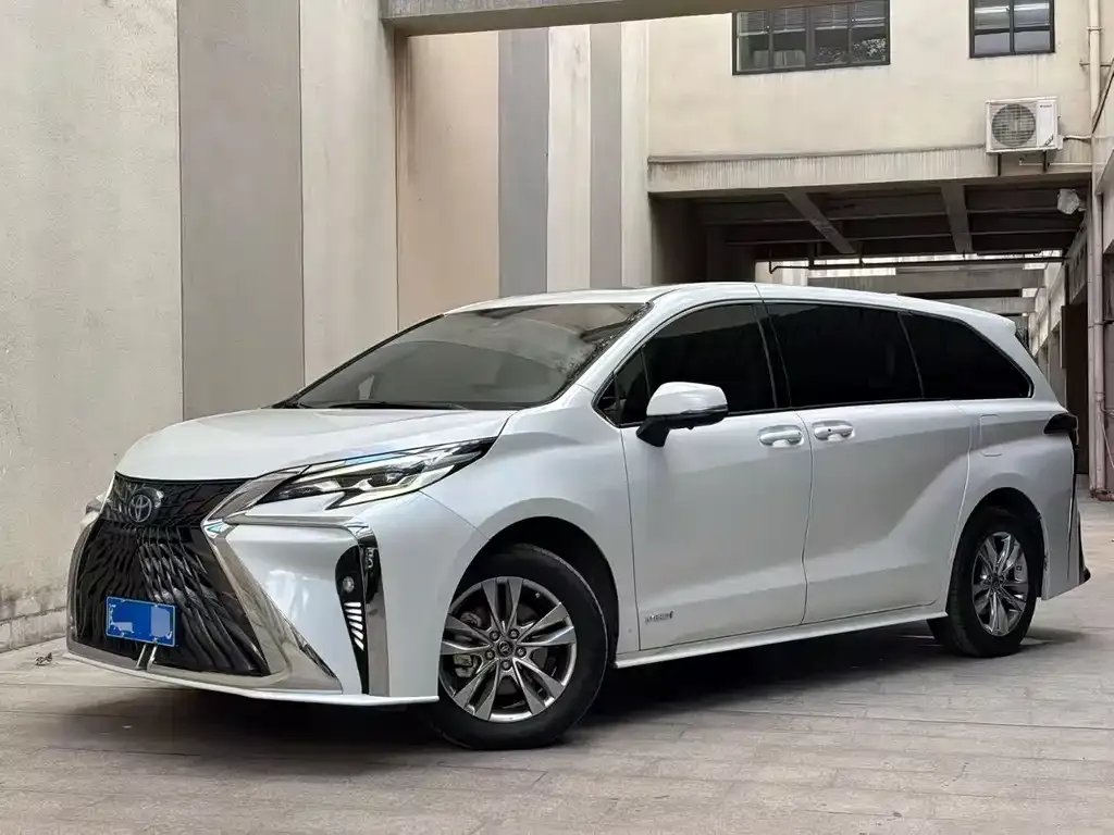 Toyota Sienna — фото 1