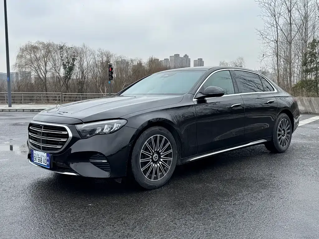 Mercedes-Benz E-Class — фото 1