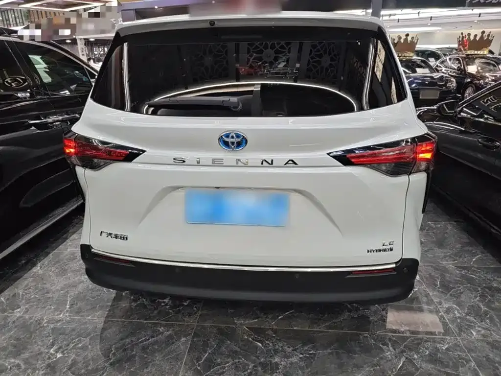Toyota Sienna — фото 2