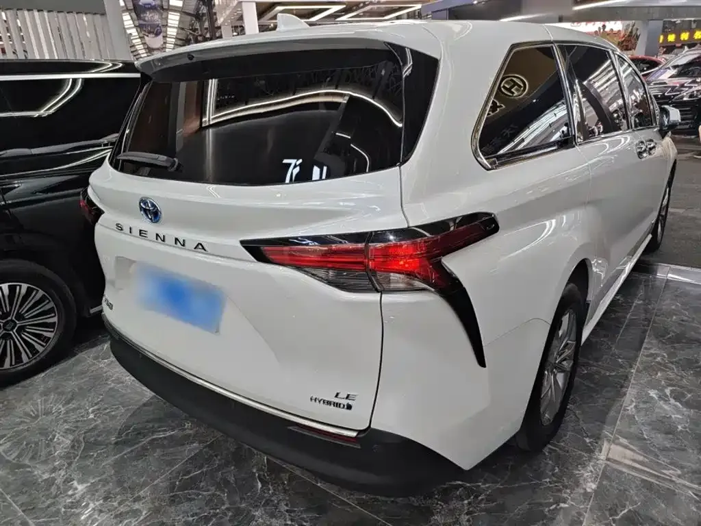 Toyota Sienna — фото 10