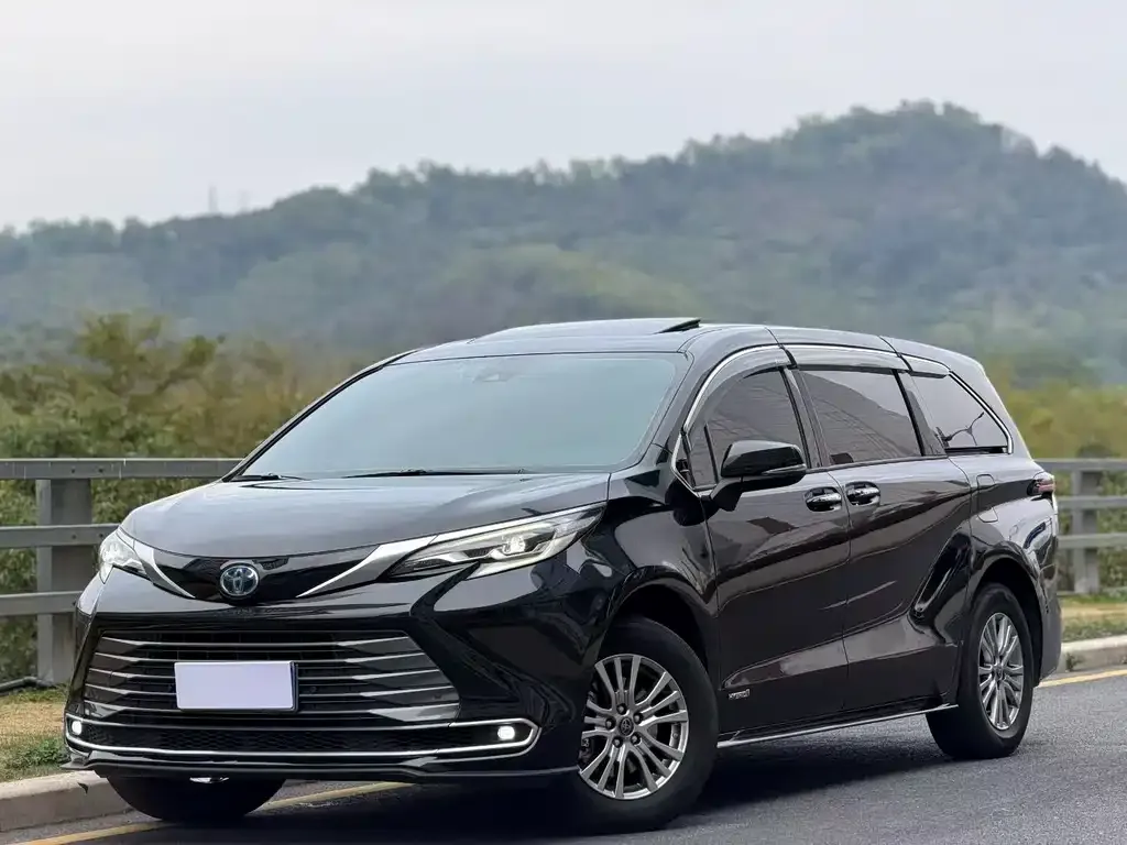 Toyota Sienna — фото 1