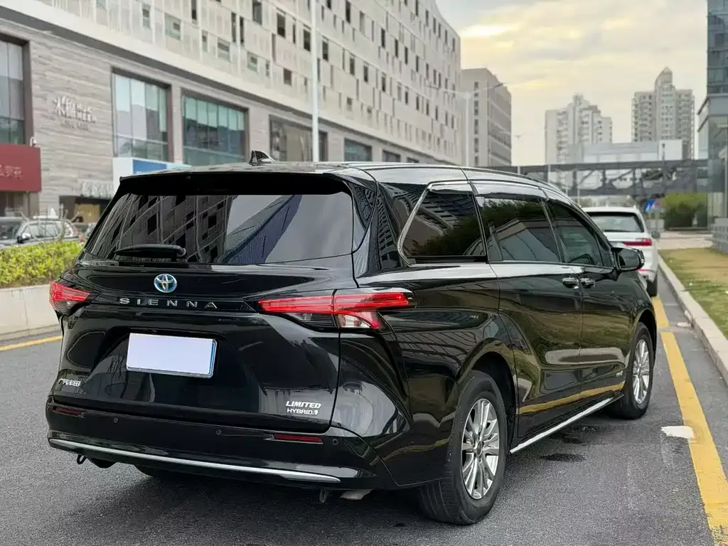 Toyota Sienna — фото 8