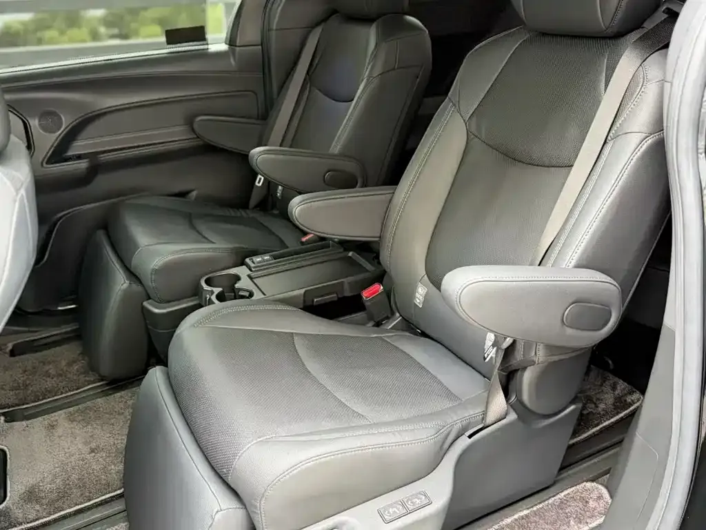 Toyota Sienna — фото 3