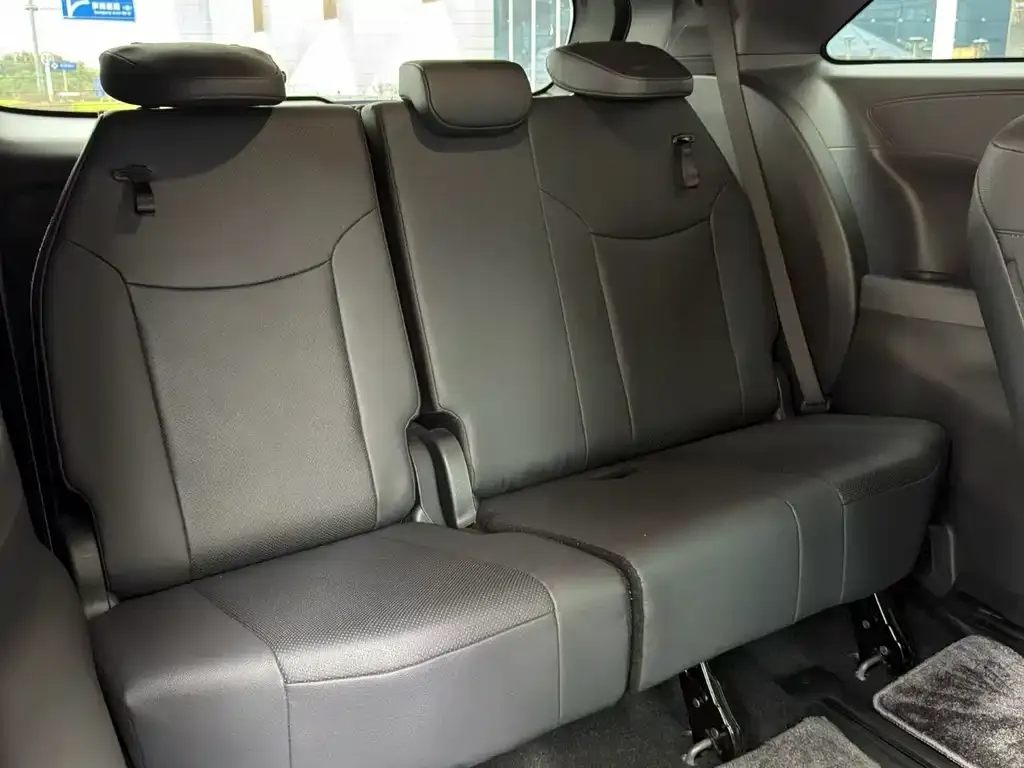 Toyota Sienna — фото 4
