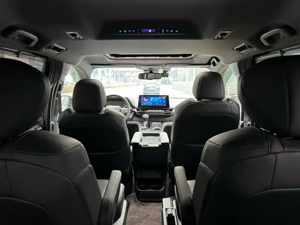 Toyota Sienna — фото 5