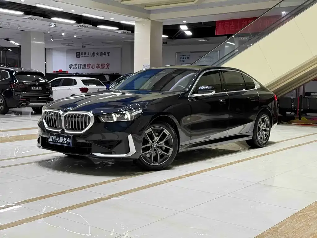 BMW 5 Series — фото 1