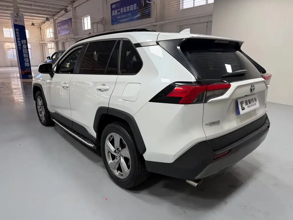 Toyota RAV4 — фото 6