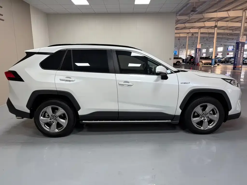 Toyota RAV4 — фото 9