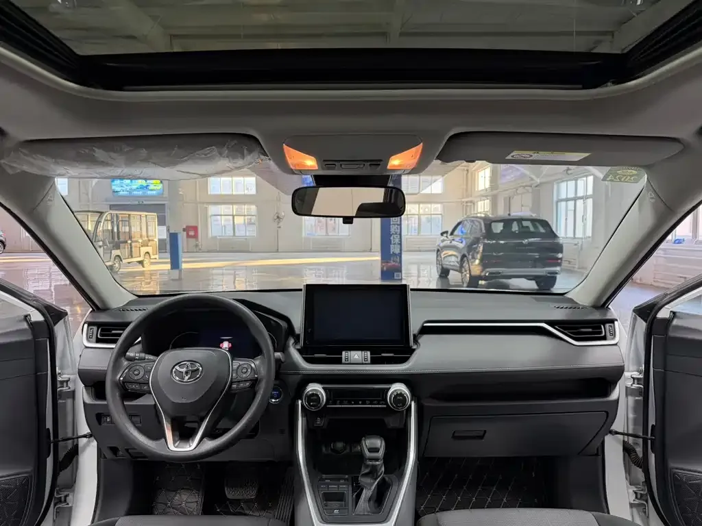 Toyota RAV4 — фото 7