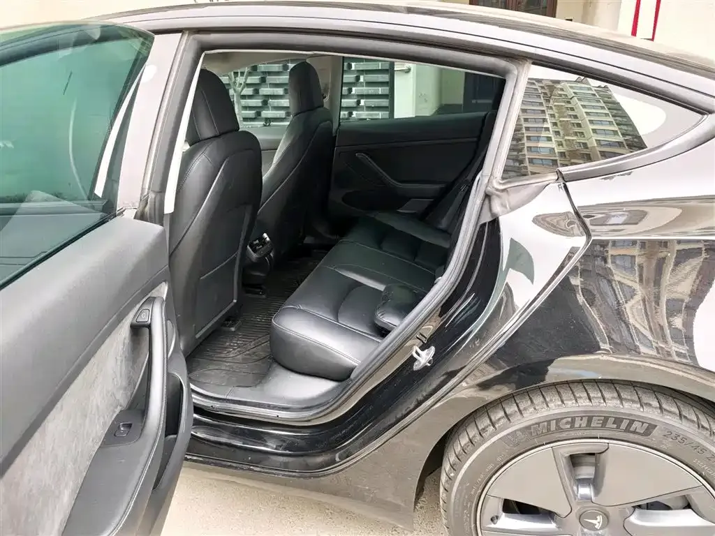 Tesla Model 3 — фото 3