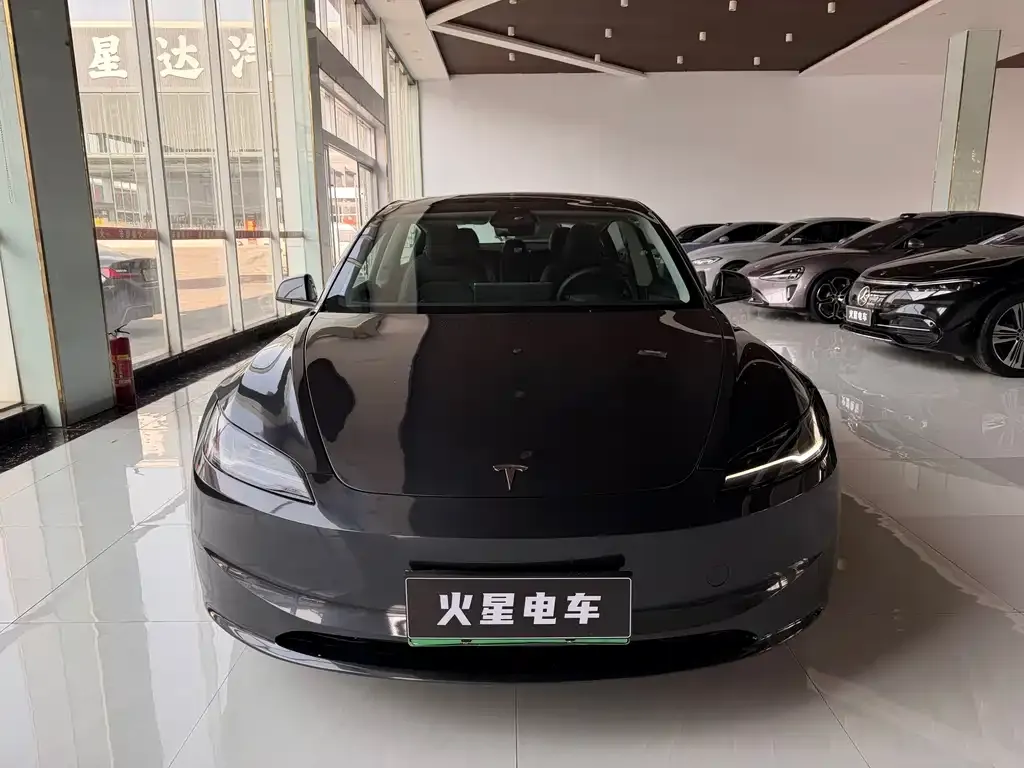 Tesla Model 3 — фото 1