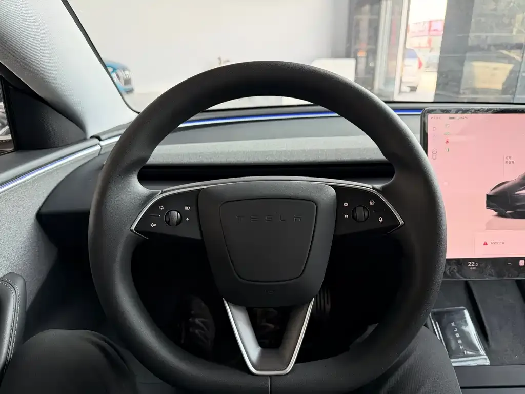 Tesla Model 3 — фото 4