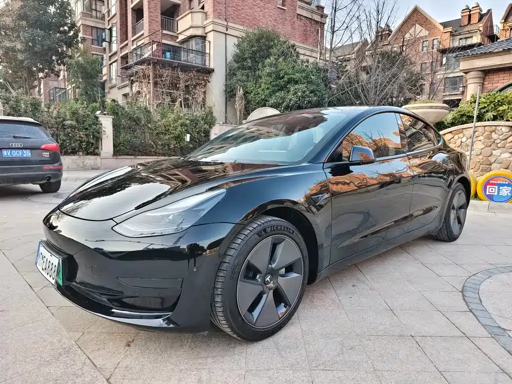 Tesla Model 3 — фото 1