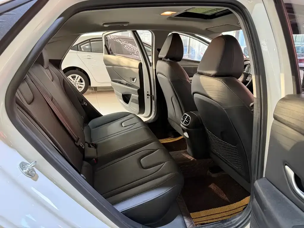 Hyundai Elantra — фото 9