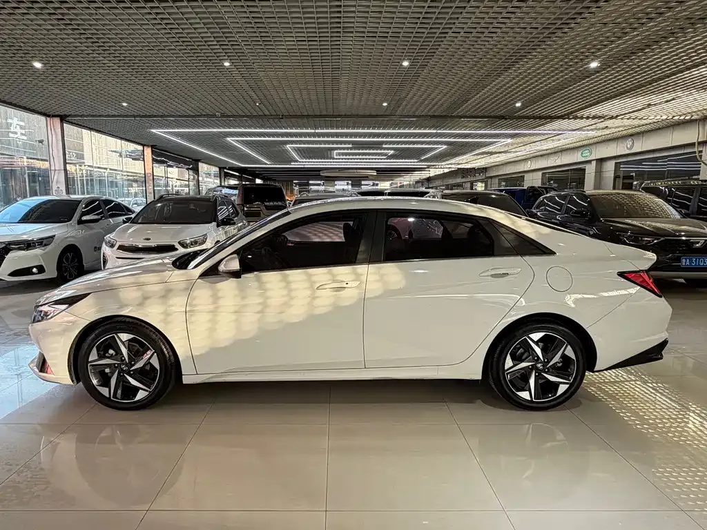 Hyundai Elantra — фото 10