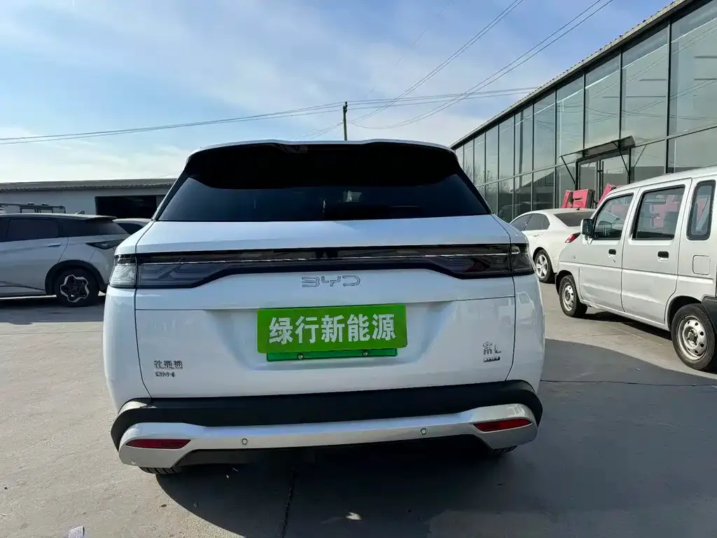 BYD L DM-i — фото 9