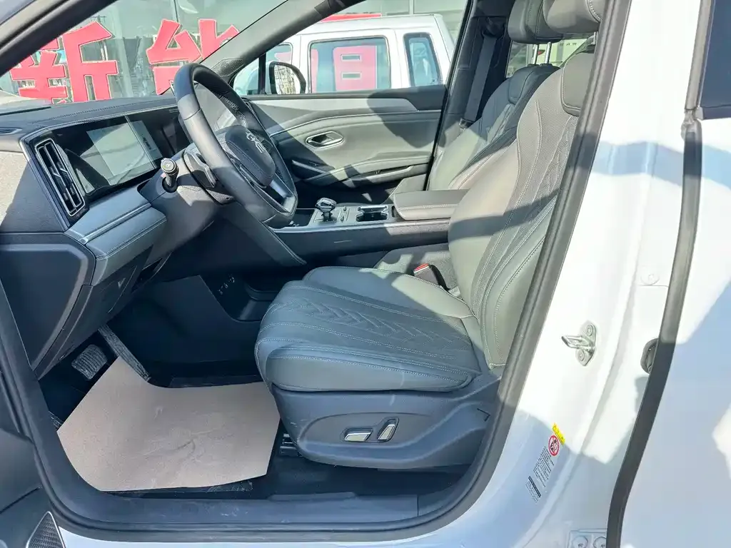 BYD L DM-i — фото 3