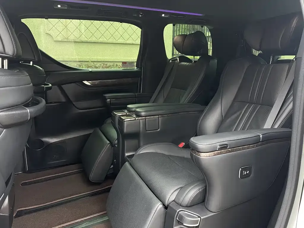 Toyota Vellfire — фото 3