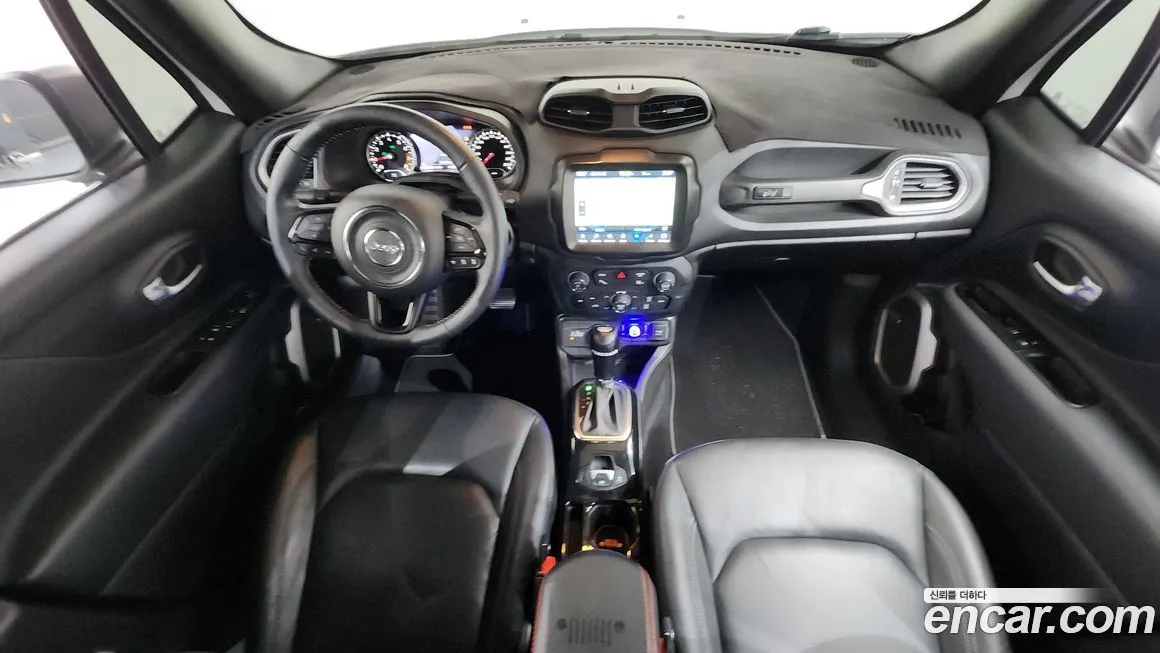 Jeep Renegade — фото 10