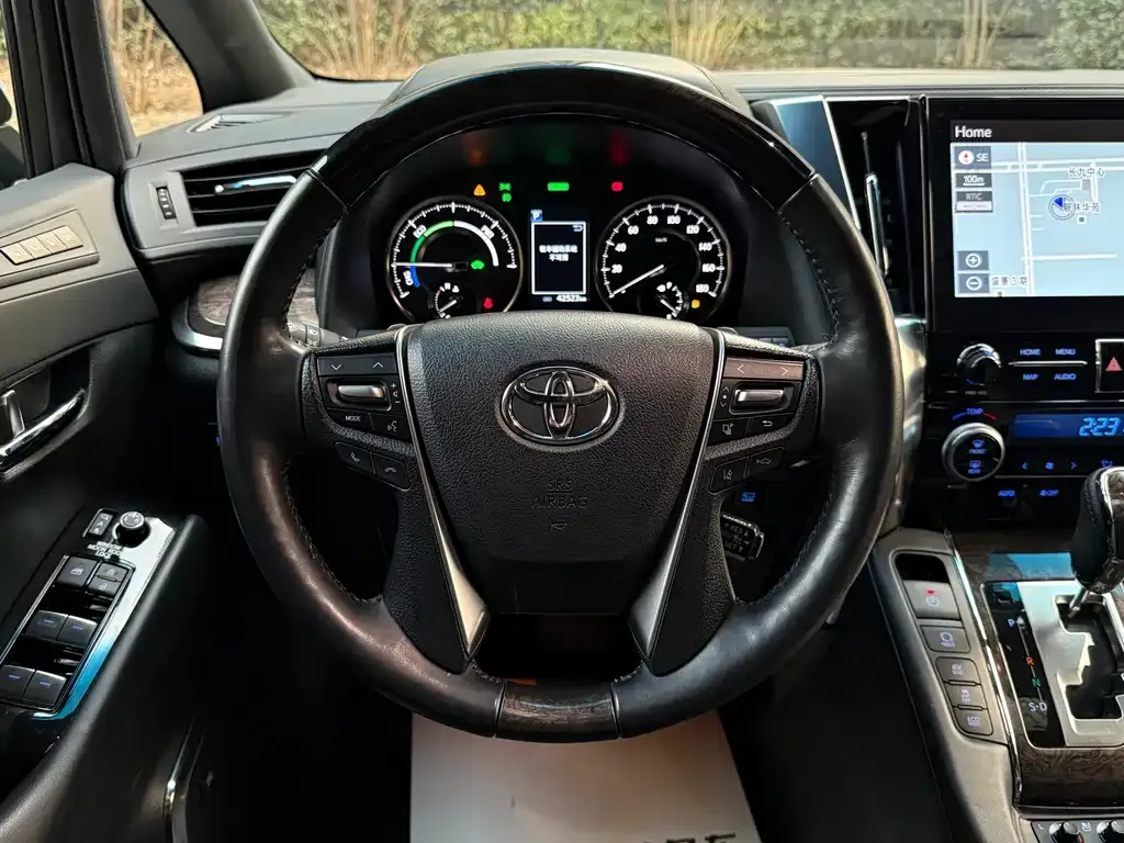 Toyota Alphard — фото 3