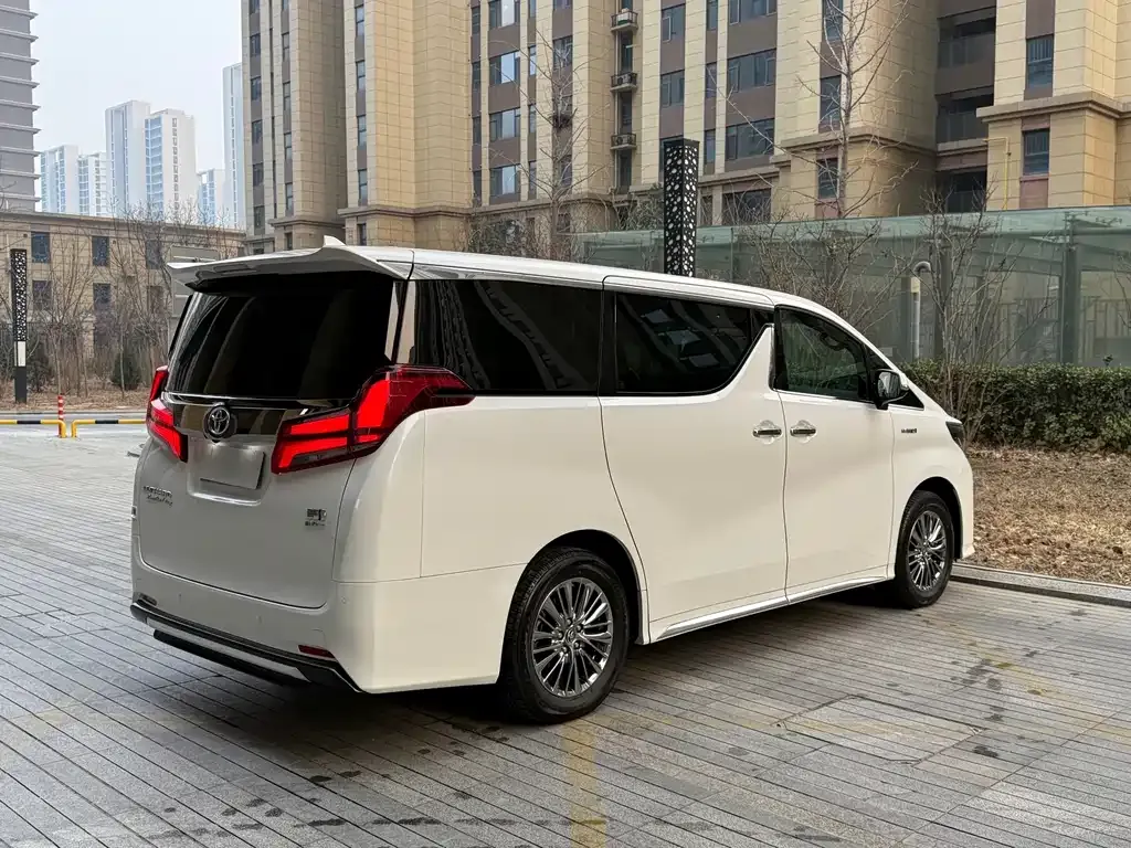 Toyota Alphard — фото 4