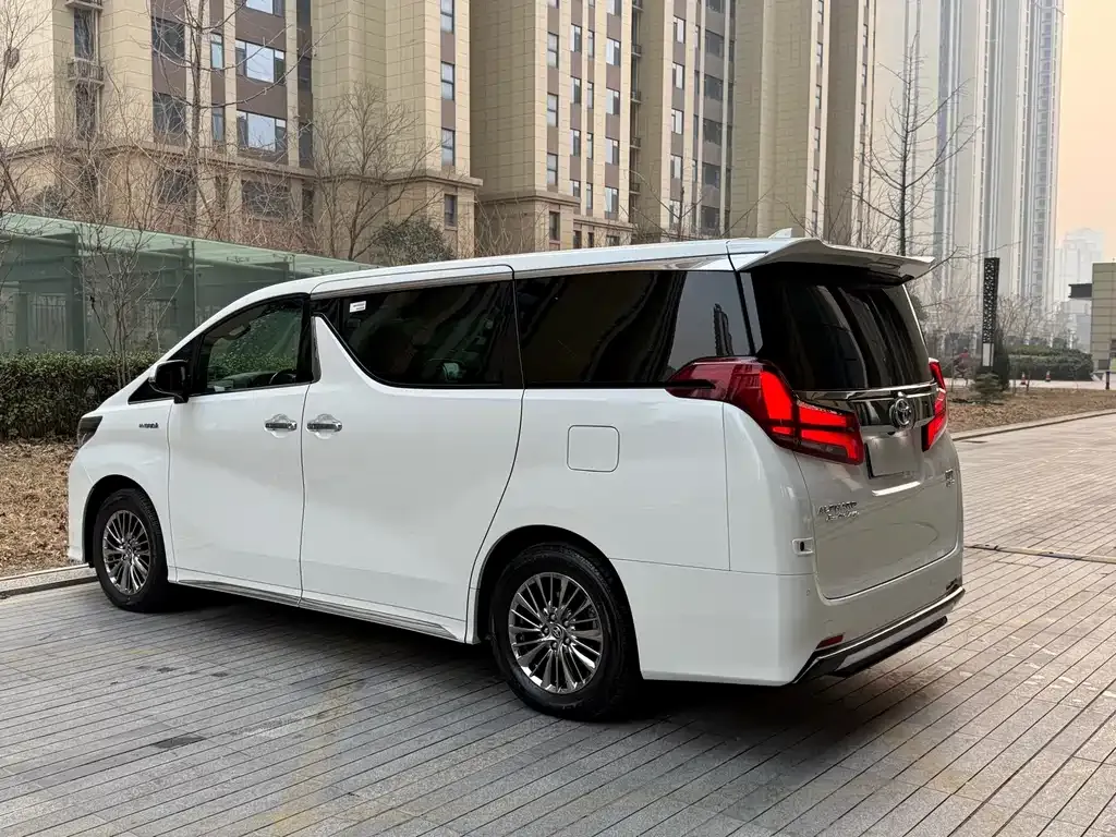 Toyota Alphard — фото 9