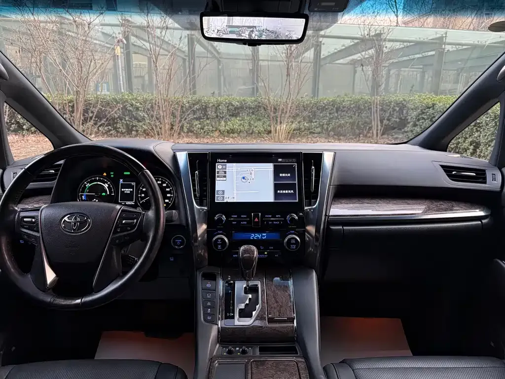 Toyota Alphard — фото 2