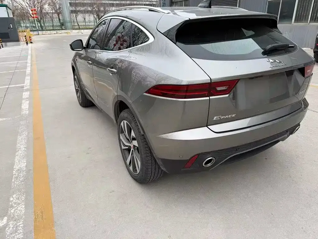 Jaguar E-PACE — фото 10