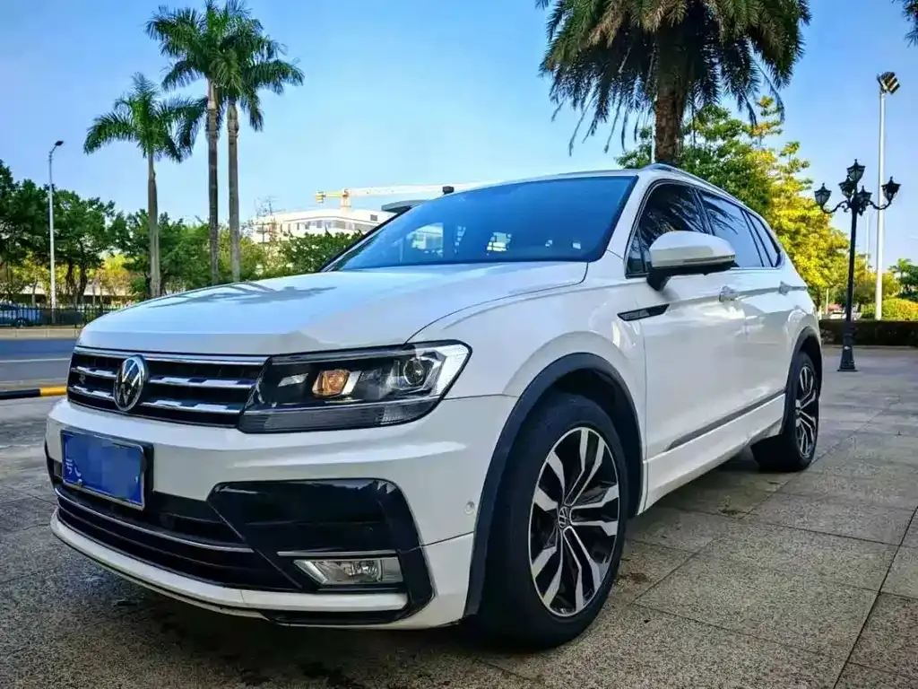 Volkswagen Tiguan L — фото 1