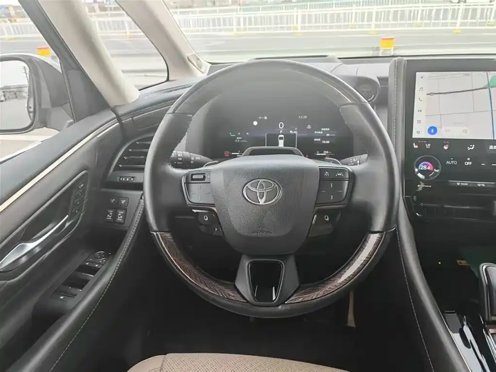 Toyota Alphard — фото 4
