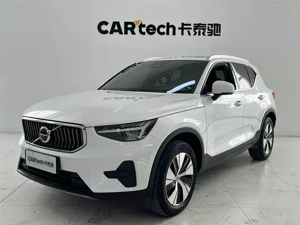 Volvo XC40 — фото 1