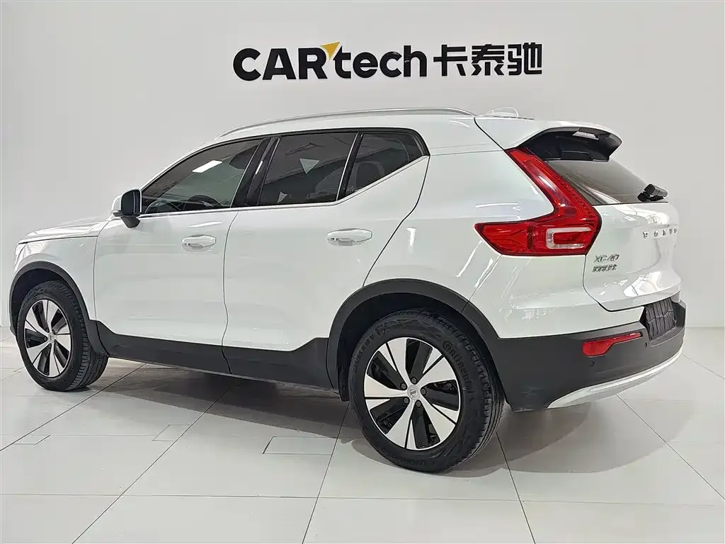 Volvo XC40 — фото 10