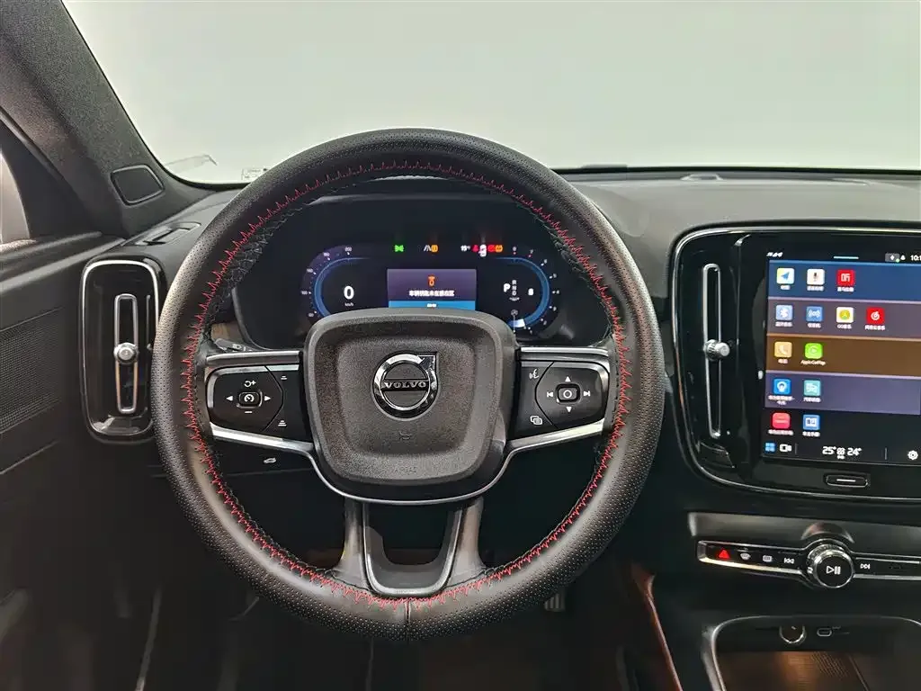 Volvo XC40 — фото 2