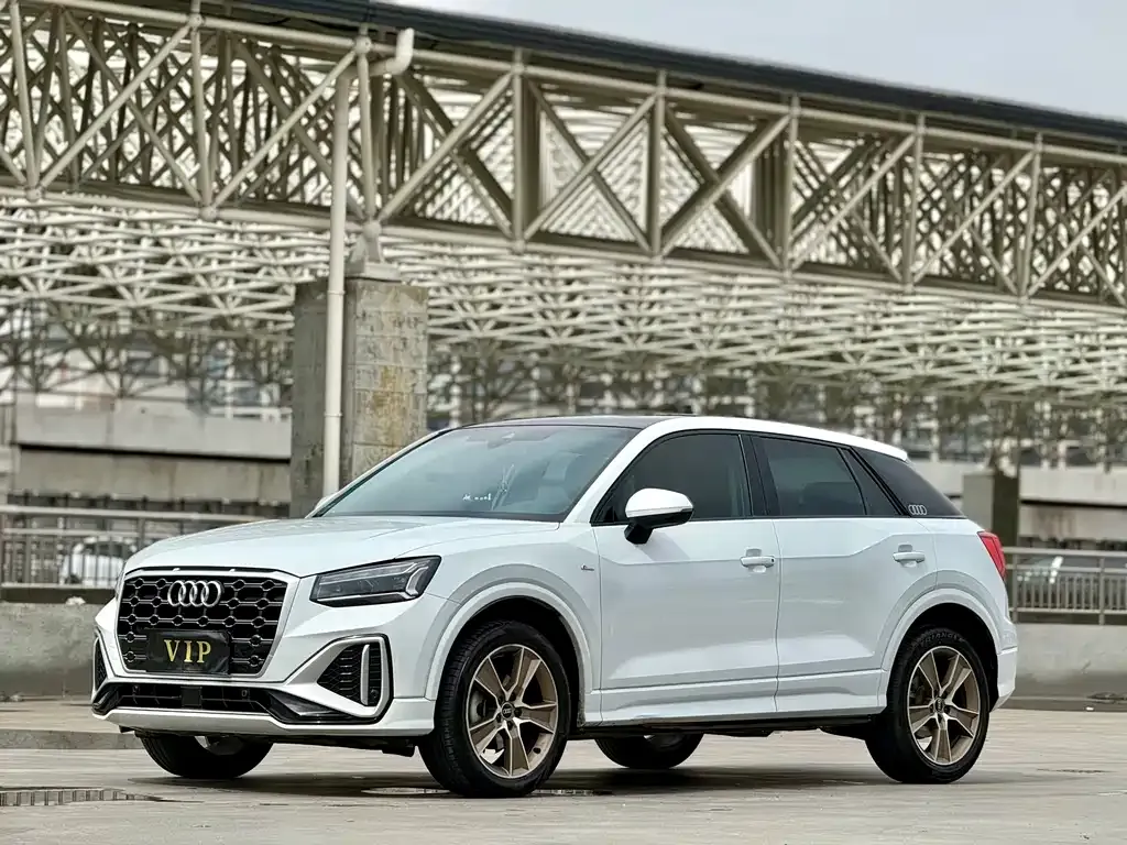 Audi Q2L — фото 1