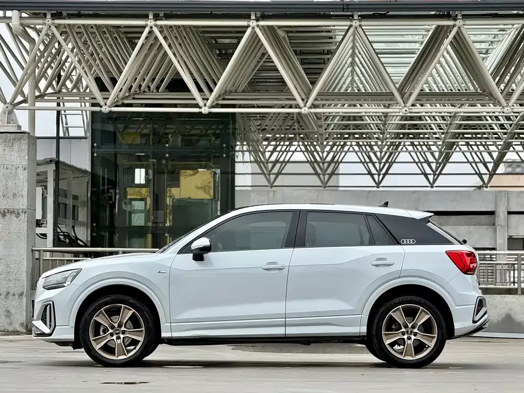 Audi Q2L — фото 9