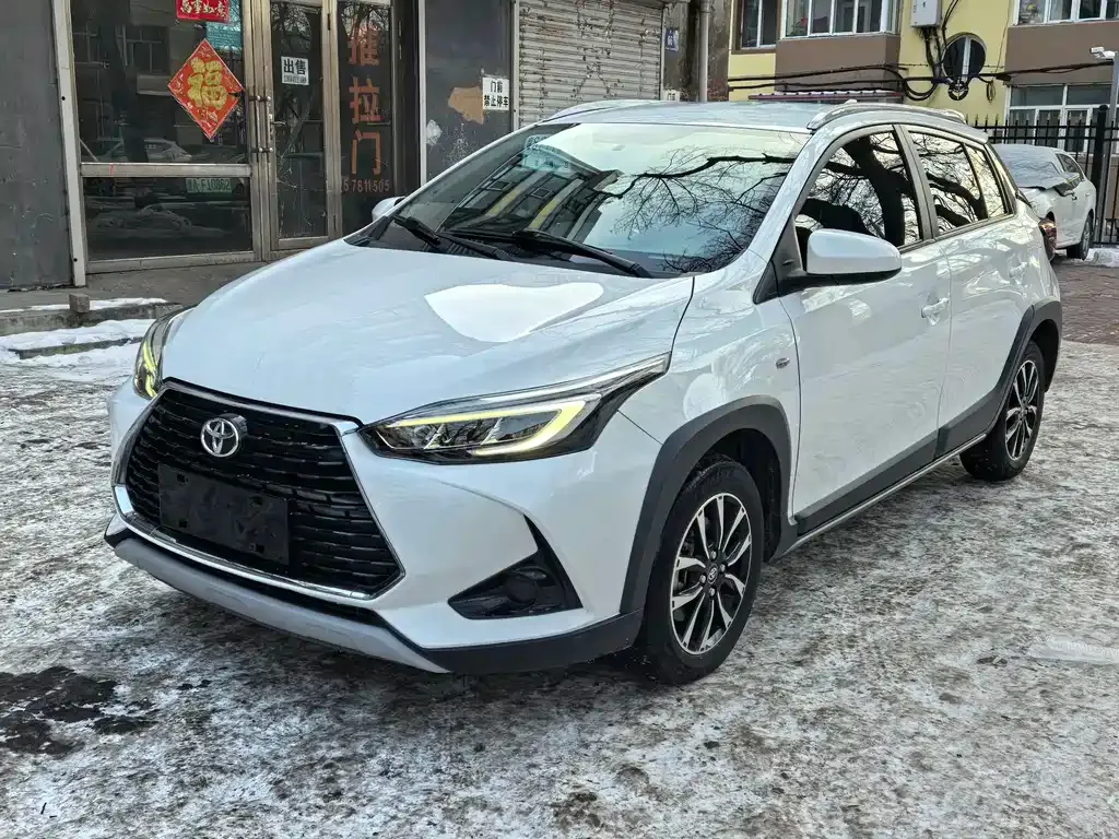 Toyota Yaris L — фото 1