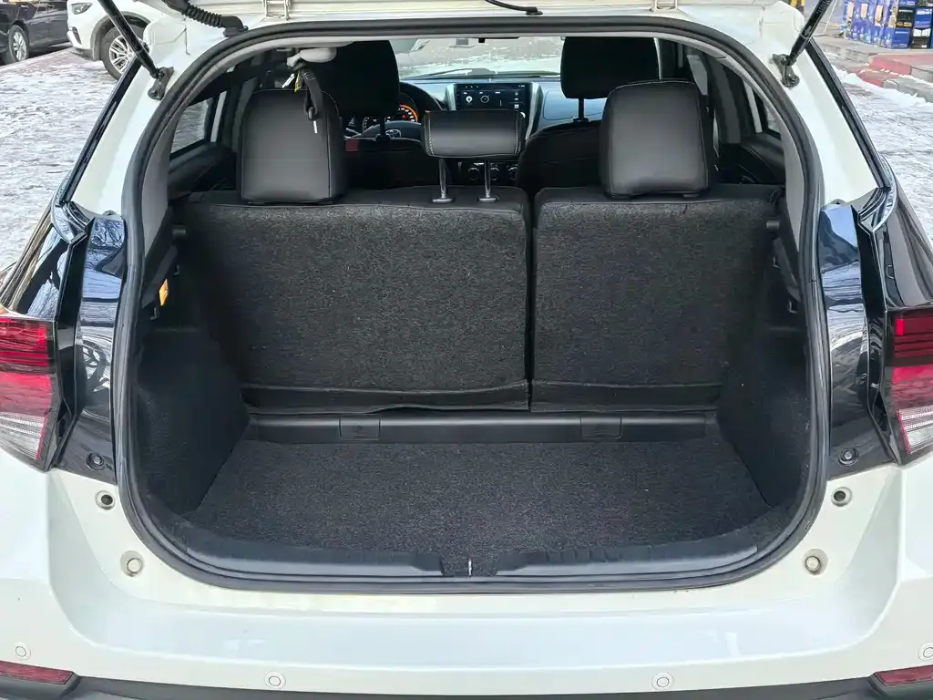 Toyota Yaris L — фото 2