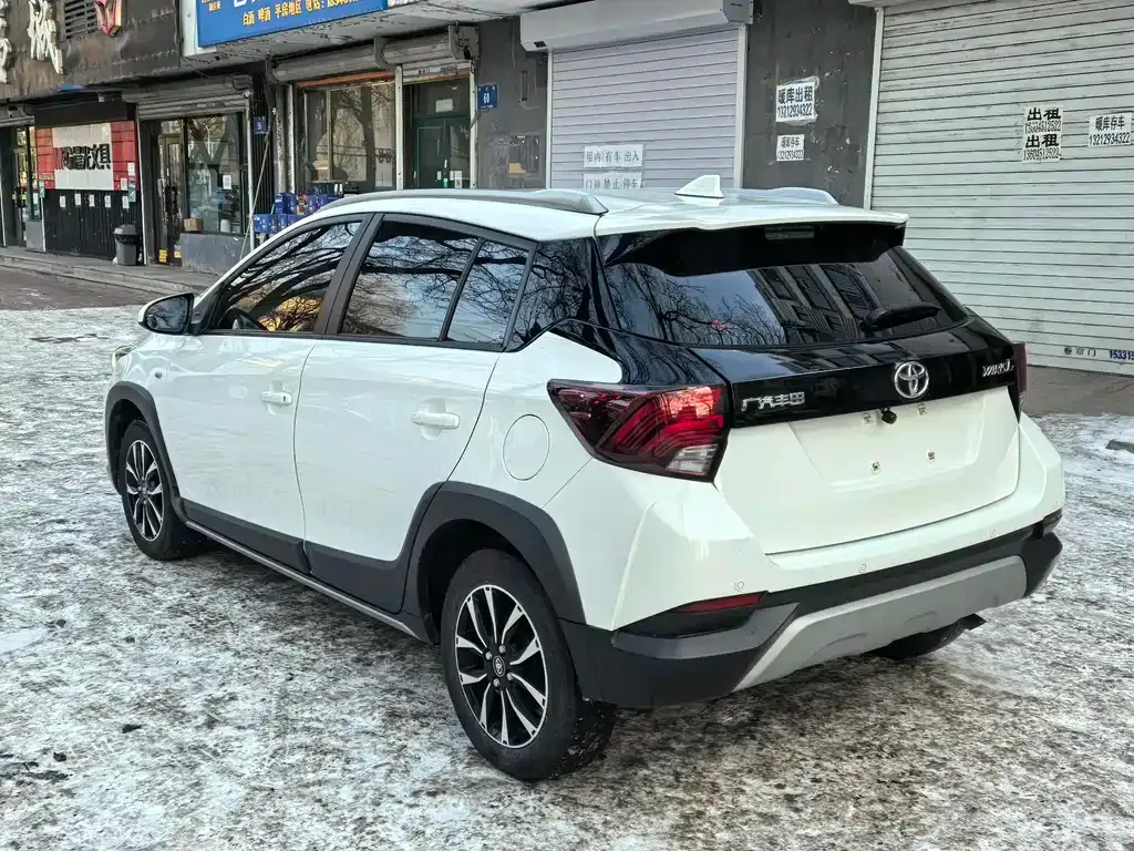 Toyota Yaris L — фото 10