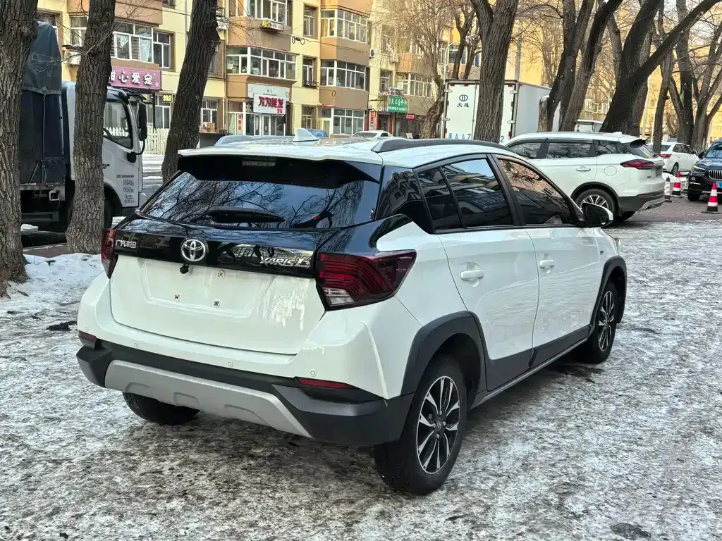 Toyota Yaris L — фото 7