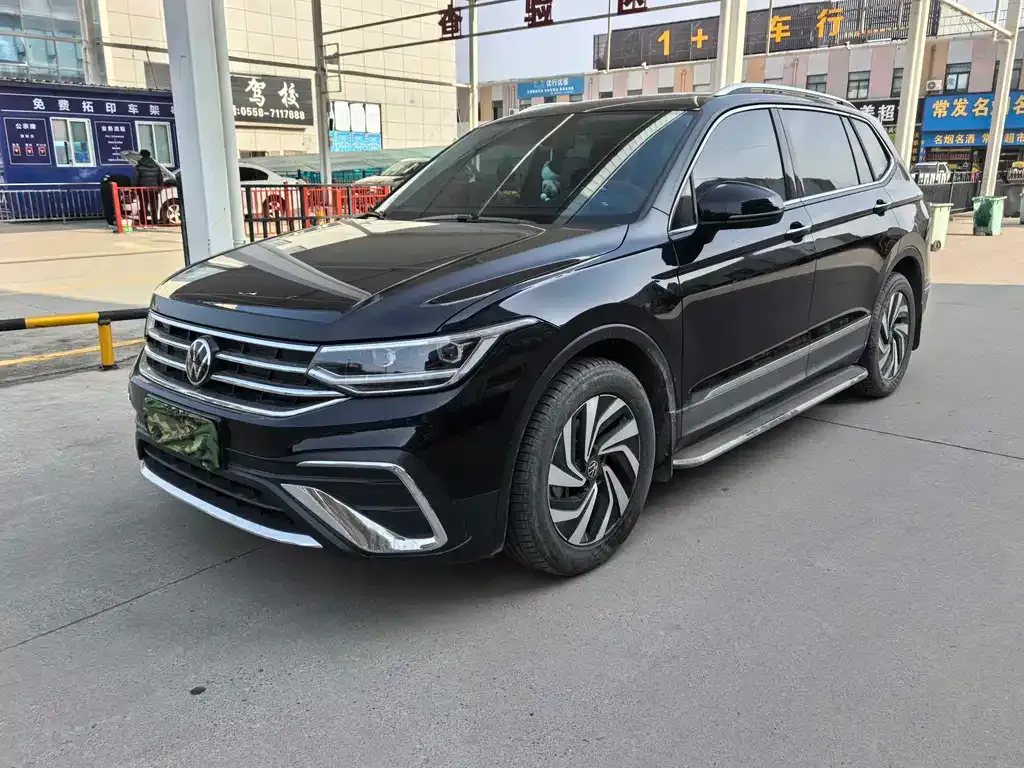 Volkswagen Tiguan L — фото 1