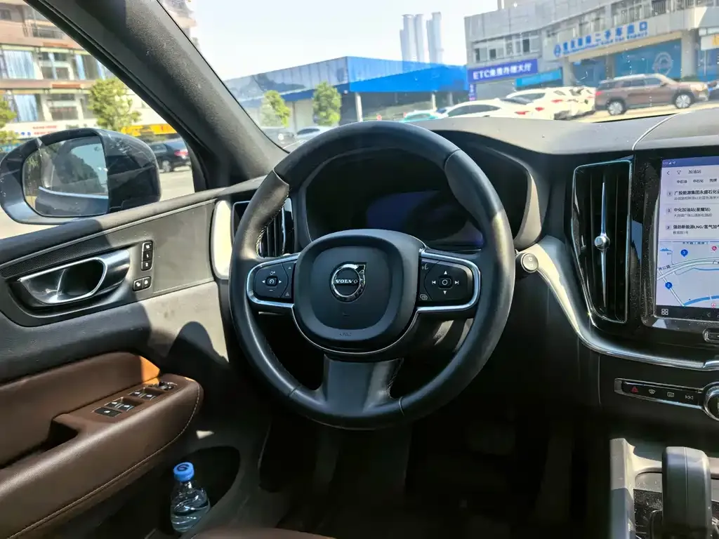 Volvo XC60 — фото 2