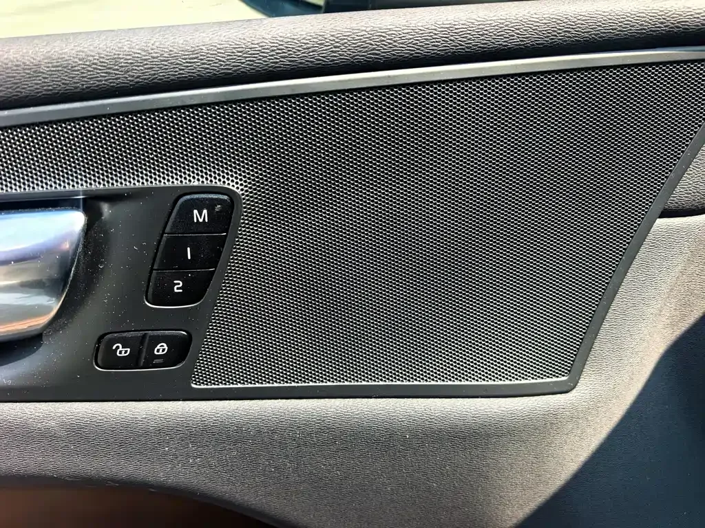 Volvo XC60 — фото 10