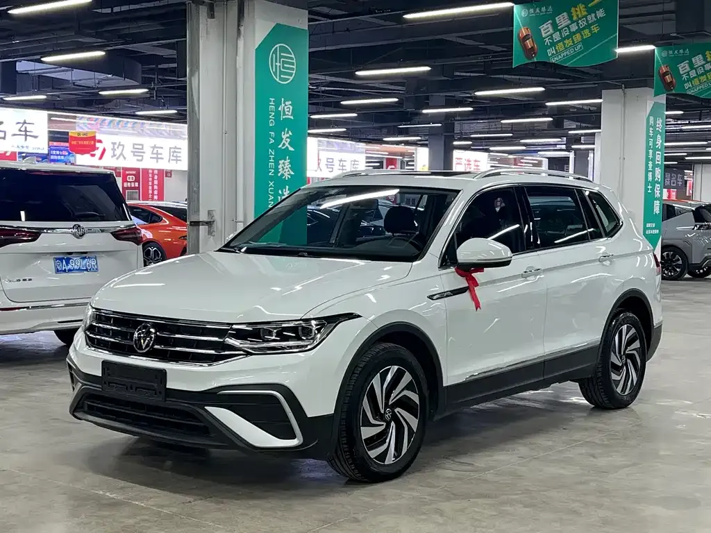 Volkswagen Tiguan L — фото 1