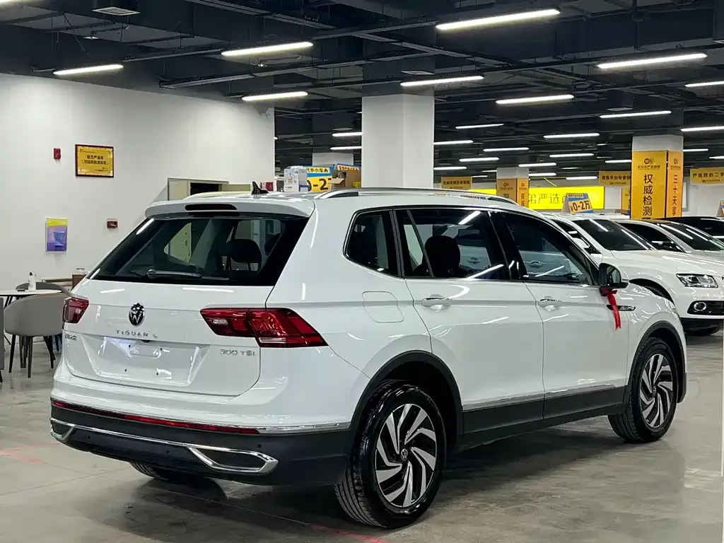 Volkswagen Tiguan L — фото 9