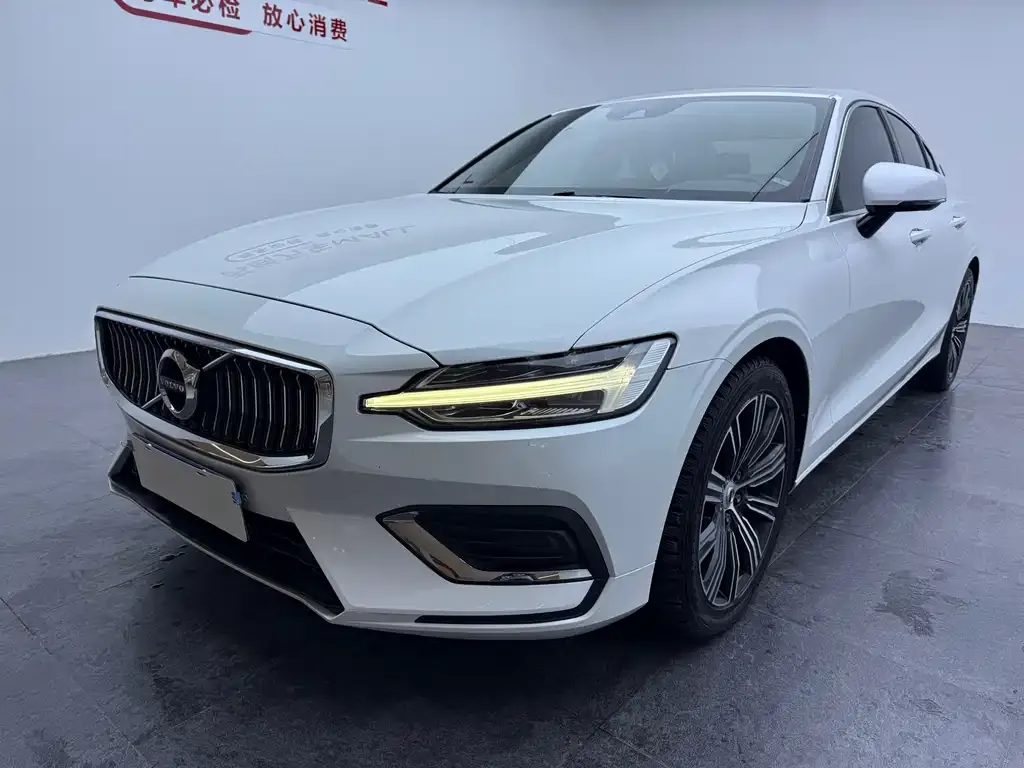 Volvo S60 — фото 1