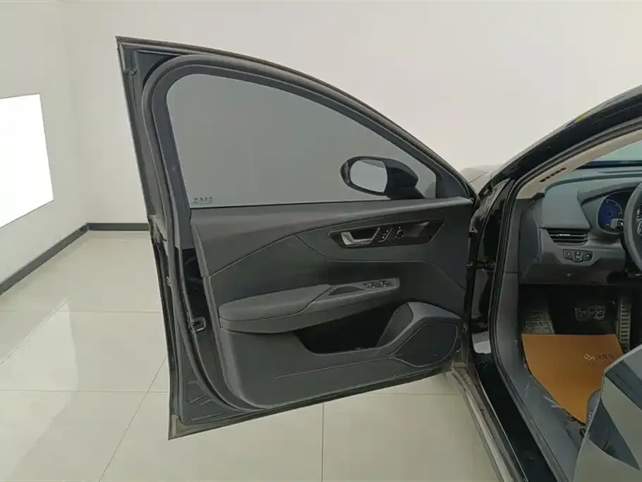 Hongqi E-QM5 — фото 3