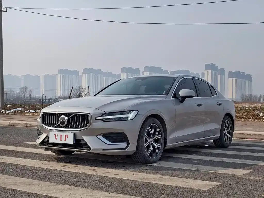 Volvo S60 — фото 1
