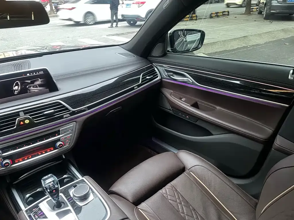 BMW 7 Series — фото 10