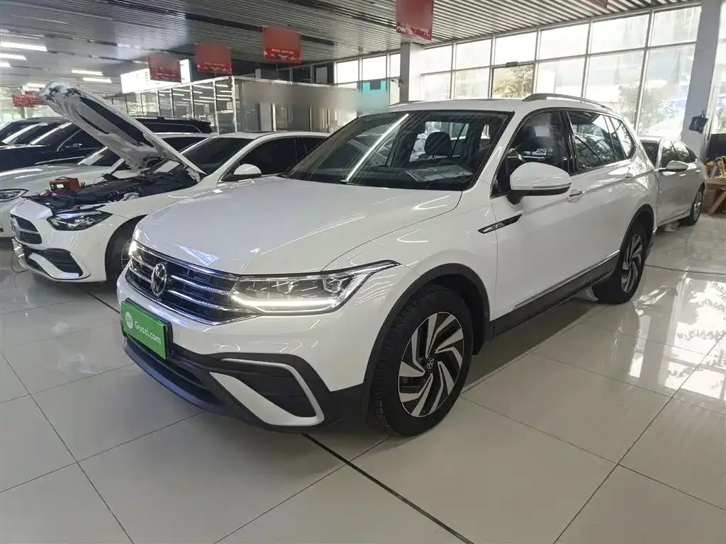 Volkswagen Tiguan L — фото 1